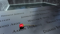 Имената на жертвите са увековечени с мемориал на мястото на трагедията в Ню Йорк