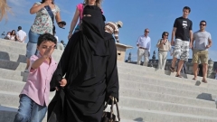 Жена, облечена с никаб, в Париж.