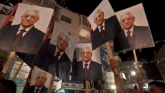 Палестинци с плакати с изображенито на Махмуд Абас в Рамала