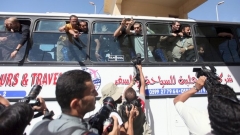 Палестински затворници при пристигането им в Рафах