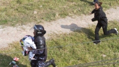 Непалски полицай с плакат на Далай лама, който е иззел по време на демонстрацията.