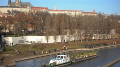 Кораб с цветя и венци за бившия чешки президент Вацлав Хавел плава по река Вълтава
