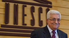Палестинският президент Махмуд Абас след издигането на палестинския флаг пред сградата на ЮНЕСКО