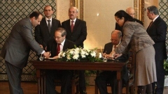 Сирийският заместник-министър на външните работи Фейсал ал-Мекдад и помощник генералният секретар на Арабската лига Ахмед Бен Хели при подписването на протокола