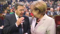 Бившият германски канцлер Герхард Шрьодер и канцлерът Ангела Меркел на форум за 150-та годишнина на германската социалдемократическа партия