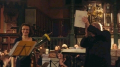 Солистката Деворина Гамалова и диригентът Филип Хескет приемат овации след концерта