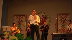 Николай Урумов на сцената на конкурса „С песните на Стайка Гьокова” в град Карнобат