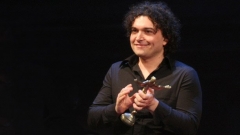 Петър Дундаков приема наградата Икар за театрална музика през 2009 г.