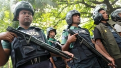 Полицаи охраняват Международния наказателен трибунал за Бангладеш