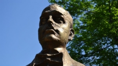 Паметник на Димитър Пешев в парка на църквата 