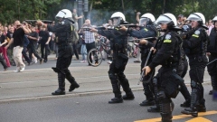 Полицията във Варшава стреля предупредително срещу полските футболни хулигани