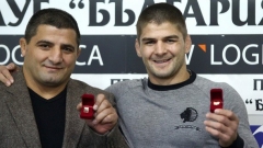 Иво Ангелов и Армен Назарян позират с наградите си за спортист и треньор на месец септември