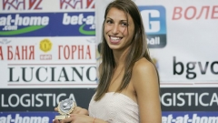 Елица Василева позира с наградата си за волейболистка номер 1 у нас за месец май