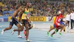 Световният рекордьор Юсейн Болт от Ямайка бе дисквалифициран след фаулстарт във финала на 100 метра на световното в Корея