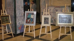 Част от изложбата на Георги Павлов - Павлето във фоайето пред Първо студио на БНР.