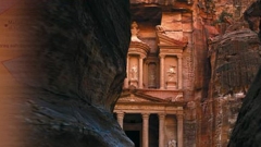 Петра, избрана за едно от новите седем чудеса на света, е древен град в днешна Йордания, столица на набатеите.