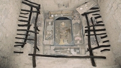 Сипан, който намира се в северната част на Перу е бил административен и религиозен център на културата Моче. Известен е с гробницата на Властелинът на Сипан (на снимката), открита от перуанския археолог Валтер Алва през 1987 г.