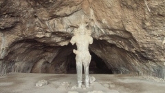 Статуя на Шапур І, която се намира в пещера близо до град Бишапур.