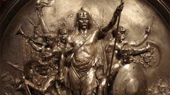 Посребрена бронзова скулптурна композиция, изобразяваща победата на мировингския крал Меровей над армиите на хунския предводител Атила през 451. Автор: Емануел Фремие, 1867. Съхранява се в Музея на изкуствата в Метрополитън.