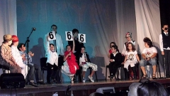 Сцена от спектакъла „Приключения опасни с герои сладкогласни” на децата от Приказен театър, Бургас.