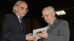 Академик Антон Дончев връчва на академик Христо Недялков (вдясно) наградата 