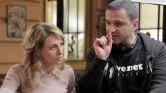 Режисьорът на „Love.net” Илиян Джевелеков дава напътствия на актрисата Лилия Маравиля.