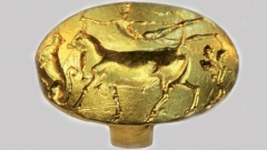 Микенски златен пръстен-печат: изобразява сцена „прескачане на бик”, т.е. античния спорт таврокатапсия.