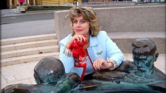 Румяна Мещрович пред скулптура на Иван Мещрович.