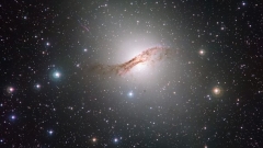 „Кентавър А” – елипсовидна галактика със свръхмасивна черна дупка в средата