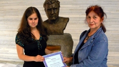 Ралица Андреева Станева (вляво) получава наградата си от Надя Попова.