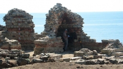 Изключително интересни находки са разкрили археолозите през миналия сезон на остров Свети Иван край Созопол. За първи път в двора на манастира бе открит гроб на благородник, който не е монах.