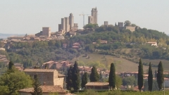 Градът с кулите – Сан Джиминяно, е средновековен град в Тоскана, изграден върху хълм, опасан с укрепителни стени.