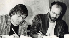 Михаил Белчев (вляво) и Кристиян Бояджиев преди първия звукозапис на песента „Откровение”, 1987 година.