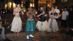 Уличните музиканти на  Хавайските острови са запленителна местна музикална гледка от преливащи ритми, увековечени в меле (песен).