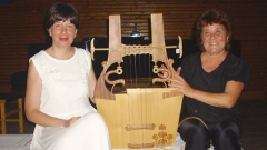 Евгения Тагарева (вляво) и Елена Стойнова с античната си китара.