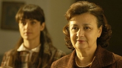 Кадър от филма „Светът е голям и спасение дебне отвсякъде” с участието на Людмила Чешмеджиева (на снимката вдясно).