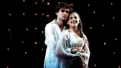 Сцена от мюзикъла “Ромео и Жулиета” с участието на Андрю Бевис (Ромео) и Лорна Уонт (Жулиета).