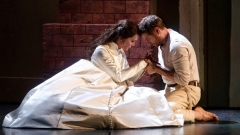Сцена от постановка на „Хамлет” от Амброаз Тома в Метрополитън опера в Ню Йорк.