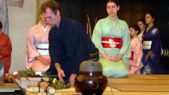 Емил Антонов прави чайна церемония