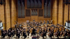 Симфоничният оркестър на БНР.Концертът ще бъде излъчен директно от зала „България” на 26 ноември, от 19.00 часа в ефира на програма „Христо Ботев”.