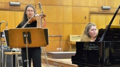 Цигуларката Деница Казакова и пианистката Пламена Мангова изпълняват Рапсодия № 1 от Бела Барток по време на концерта в Първо студио на БНР.