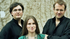 Клавирно трио „Моргенщерн”: Щефан Хемпел (вляво), Катерине Клипфел и Емануел Веезе.