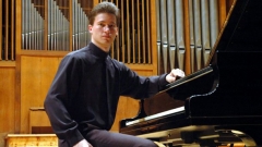 Солист Георги Черкин, пиано.