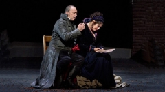Сондра Радвановски – Флориа Тоска, и Фалк Щтрукман – барон Скарпия, в сцена от първо действие.