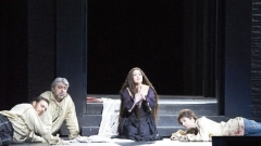 На снимката (отляво надясно): Франческо Мели (лорд Пърси), Дан Пол Думитреску (лорд Рошфор), Анна Нетребко (Анна Болейн) и Елизабет Кулман (Смийтън) в сцена от второ действие на операта „Анна Болейн”.