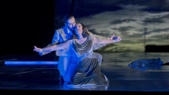 Марсело Алварес и Сондра Радвановски в сцена от операта.
