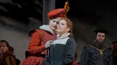 Джойс Ди Донато в ролята на Мария Стюарт (в дясно) и Елза Ван Ден Хевер – кралица Елизабет в сцена от „Мария Стюарт” в „Метрополитън опера”, Ню Йорк.