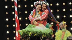 Регула Мюлеман в ролята Папагена и Томас Тацл – Папагено в „Лабиринтът” от Петер фон Винтер на сцената на летния фестивал в Залцбург, 3 август 2012 г.