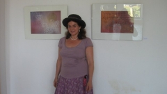 Художничката Антония Дуенде пред картини от изложбата си „Глаголически следи” в Центъра за култура „Глигор Пърличев” в Охрид.