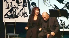 Сцена от авторския спектакъл „Интимни беседи по онзи въпрос” на Елена и Кръстьо Лафазанови.